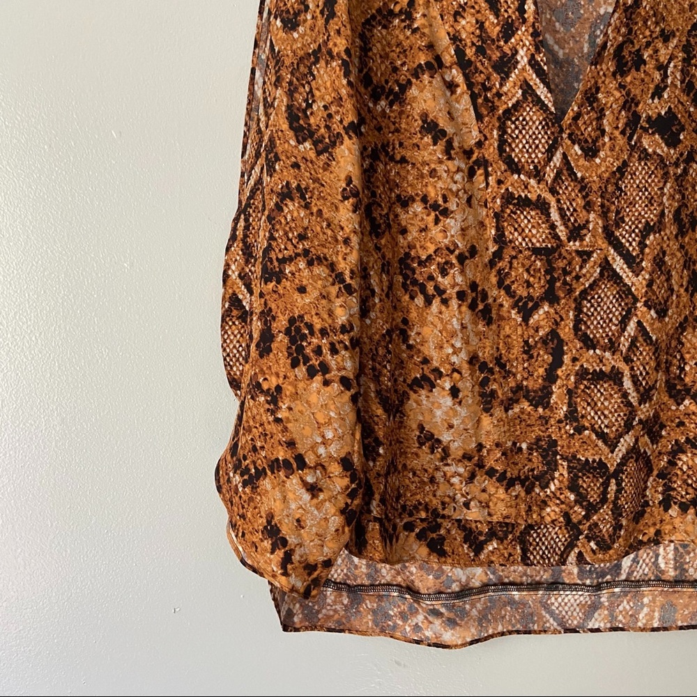 Alice & Trixie Snake Silk Open Sleeve Blouse - XS - Picture 5 of 7